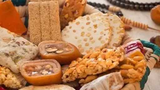 هل يجوز توزيع حلوى المولد على الفقراء والمحتاجين... هل يجوز توزيع حلوى المولد على الفقراء والمحتاجين من الزكاة؟