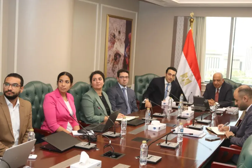 وزير الكهرباء يجتمع مع وفد سكاتك