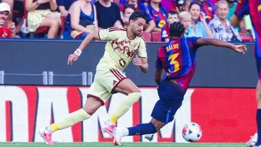 برشلونة يتوج بكأس خوان جامبر بعد الفوز على الأهلي 2-1