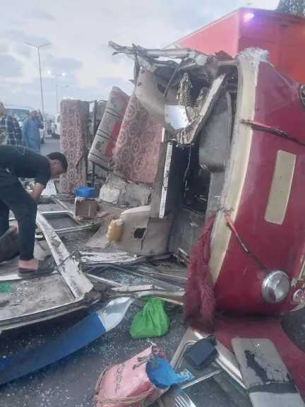 رفع آثار حادث انقلاب ميكروباص العمالة بالمنوفية.. وأسماء الضحايا والمصابين