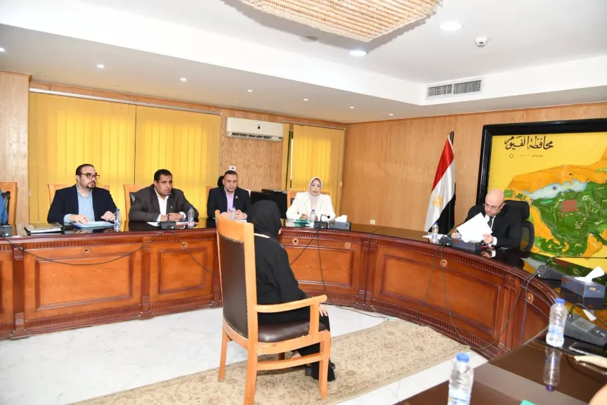 جانب من لقاء محافظ الفيوم مع المواطنين