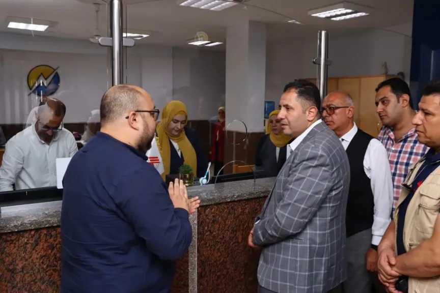 محافظ دمياط يتفقد مركز التحكم الآلي بشبكات توزيع الكهرباء ويتابع منظومة العمل به
