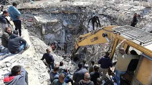 الصحة الفلسطينية: أكثر من 7 آلاف جثمان لايزالون... الصحة الفلسطينية: أكثر من 7 آلاف جثمان لايزالون تحت الأنقاض ونواجه الكثير من الصعوبات لانتشالهم