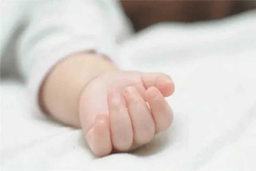 العثور على رضيعة بمحيط إحدى قرى كوم أمبو