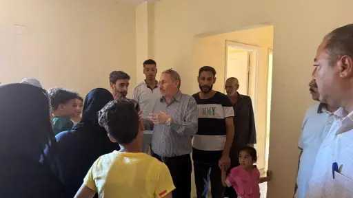 محافظ سوهاج يسلم وحدات سكنية مؤقتة للأسرة المتضررة من انهيار منزل في حي غرب