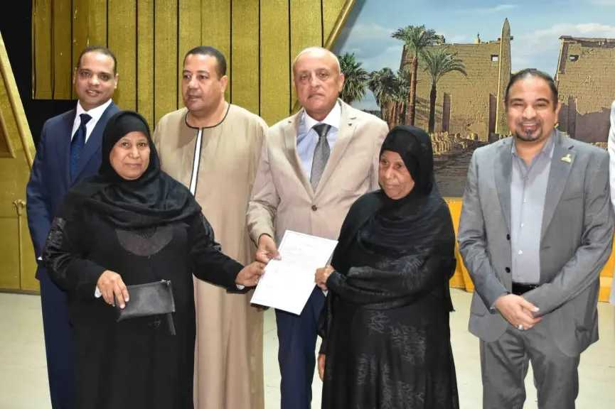 تسليم 573 قطعة أرض لمستحقيها في قرنة مرعي بالأقصر