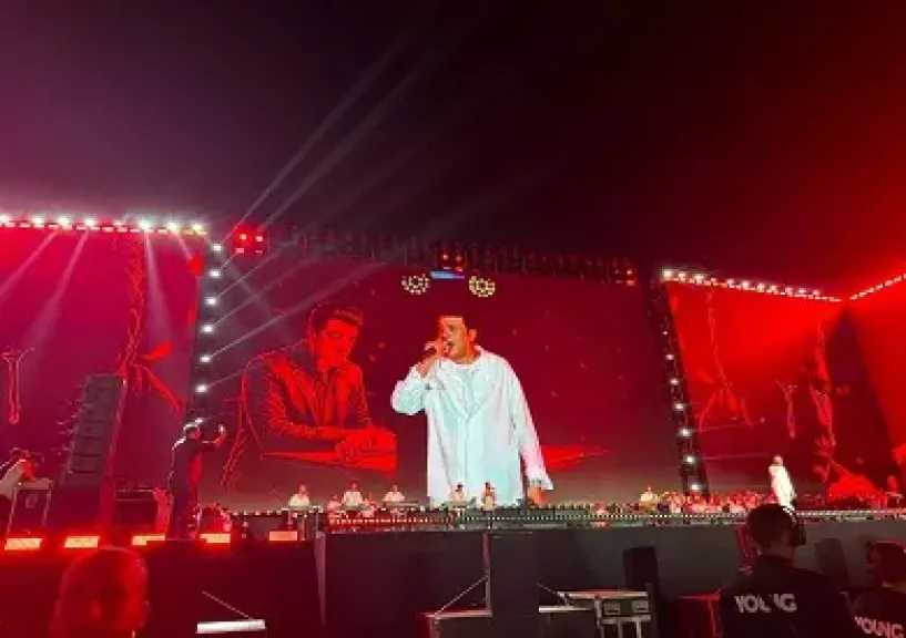مصطفى كامل يفتتح حفل «ليلة التسعينيات» بـ«يلا ساحل»