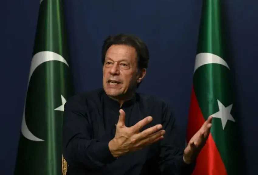 وزير الإعلام الباكستاني: عمران خان بصحة جيدة وأعيد للسجن