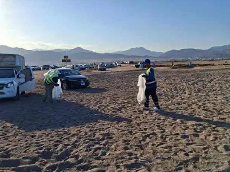 رفع 5 أطنان مخلفات في حملة نظافة لشواطئ مدينة دهب