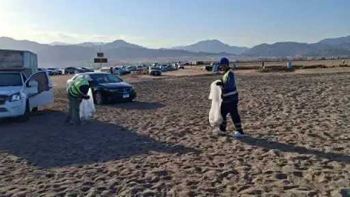 رفع 5 أطنان مخلفات في حملة نظافة لشواطئ... رفع 5 أطنان مخلفات في حملة نظافة لشواطئ مدينة دهب