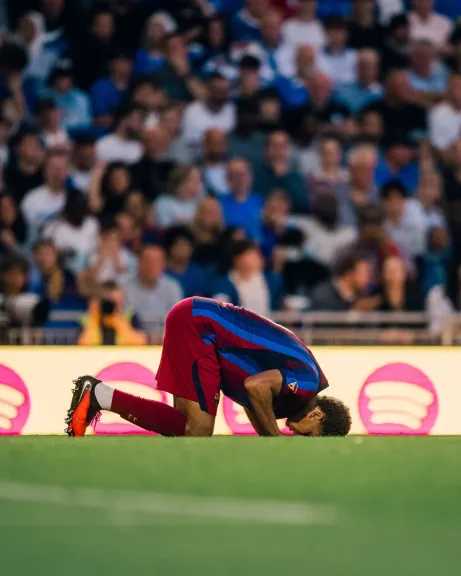 هل يشارك حمزة عبد الكريم مع برشلونة بالدوري؟.. هانز فليك يُجيب