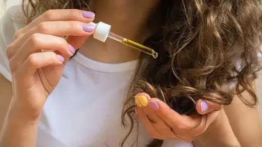 زيت الروزماري للشعر.. طريقة تحضيره وفوائده المحتملة لتقوية... زيت الروزماري للشعر.. طريقة تحضيره وفوائده المحتملة لتقوية الشعر