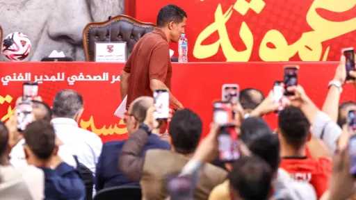 «مش شخصية الأهلي».. كواليس غضب عموتة ووائل جمعة... «مش شخصية الأهلي».. كواليس غضب عموتة ووائل جمعة بين شوطي مباراة الشرقية إنبي