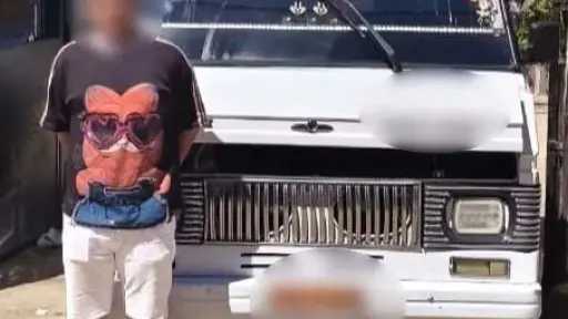 ضبط سائق ميكروباص بعد تداول صور لقيادته برعونة... ضبط سائق ميكروباص بعد تداول صور لقيادته برعونة واستخدام الهاتف بسوهاج