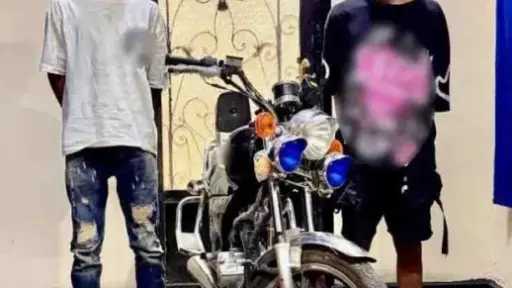 ضبط شخصين لسرقة هاتف محمول من راكب «توك... ضبط شخصين لسرقة هاتف محمول من راكب «توك توك» بعد تداول فيديو للواقعة في أسوان