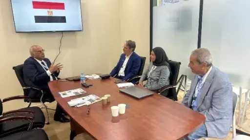 رئيس ”بحوث الصحراء” يبحث تعزيز التعاون الدولي لمواجهة... رئيس ”بحوث الصحراء” يبحث تعزيز التعاون الدولي لمواجهة التصحر خلال فعاليات (COP17)
