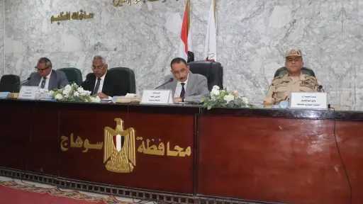 محافظ سوهاج يناقش التوسع في إقامة المعارض المدرسية... محافظ سوهاج يناقش التوسع في إقامة المعارض المدرسية والسلعية للتخفيف عن كاهل المواطنين