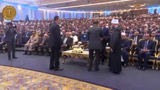 وزير الأوقاف يهدي الرئيس السيسي مجموعة من الكتب