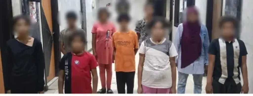 ضبط 12 بينهم 5 سيدات استغلو 11 طفلا فى أعمال التسول بالجيزة