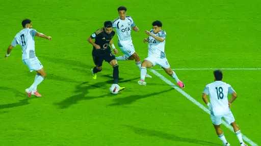 بهدف بن شرقي.. الأهلي يتقدم على زد في... بهدف بن شرقي.. الأهلي يتقدم على زد في الشوط الأول بالدوري المصري