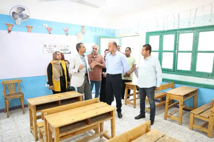 نائب محافظ الوادي الجديد يتابع جاهزية عدد من المدارس استعدادًا لاستقبال العام الدراسي