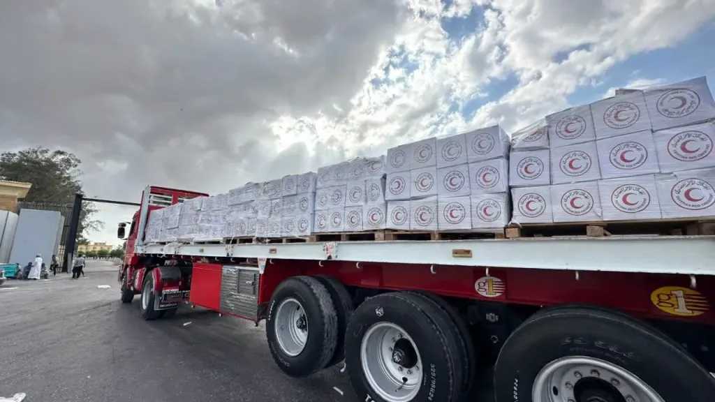 الهلال الأحمر المصري يواصل دعم غزة ويدفع بأكثر من 3,292 طنًا من المساعدات الغذائية والإغاثية