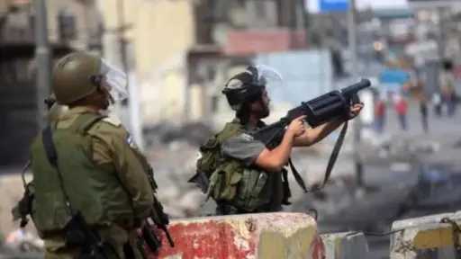 الضفة.. إصابة فلسطينيين بالرصاص خلال هجوم للجيش ومستوطنين... الضفة.. إصابة فلسطينيين بالرصاص خلال هجوم للجيش ومستوطنين على المغير