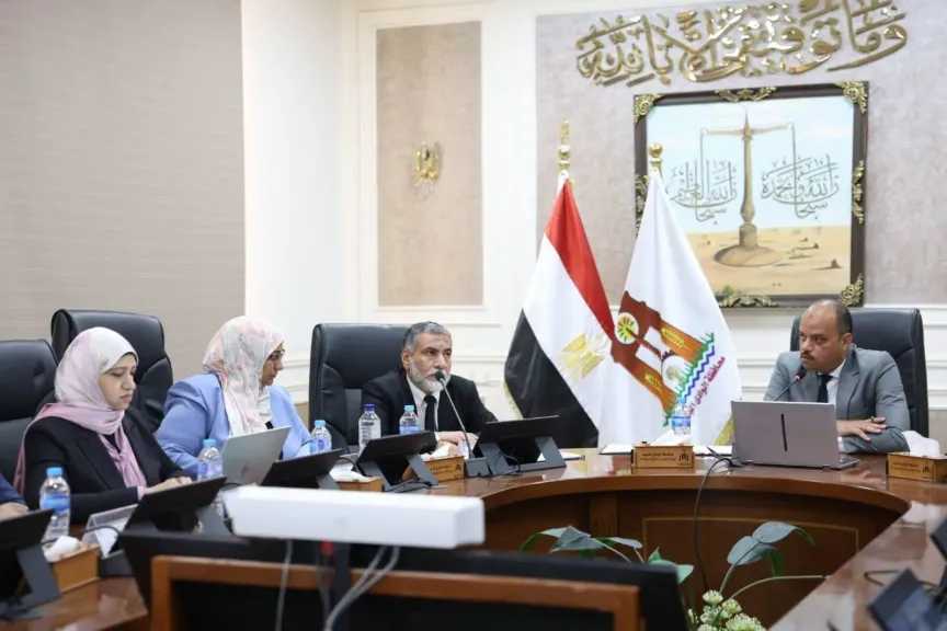نائب محافظ الوادي الجديد يبحث تحديث المخطط الاستراتيجي العام للمحافظة