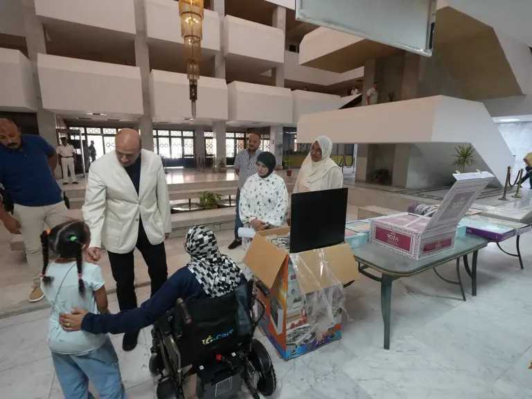 محافظ أسيوط يسلم كرسيًا كهربائيًا لمواطنة من ذوي الهمم و”جهاز عروسة” لإحدى الأسر الأولى بالرعاية