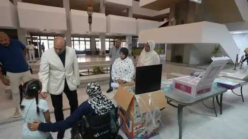 محافظ أسيوط يسلم كرسيًا كهربائيًا لمواطنة من ذوي... محافظ أسيوط يسلم كرسيًا كهربائيًا لمواطنة من ذوي الهمم و”جهاز عروسة” لإحدى الأسر الأولى بالرعاية