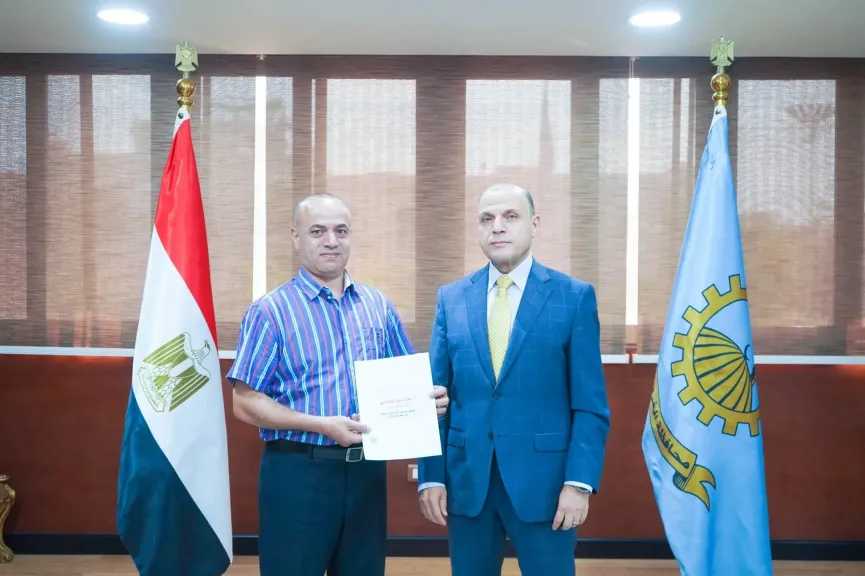 محافظ الغربية يُسلّم 4 عقود تقنين لأراضي أملاك الدولة للمستفيدين عبر المنصة الوطنية