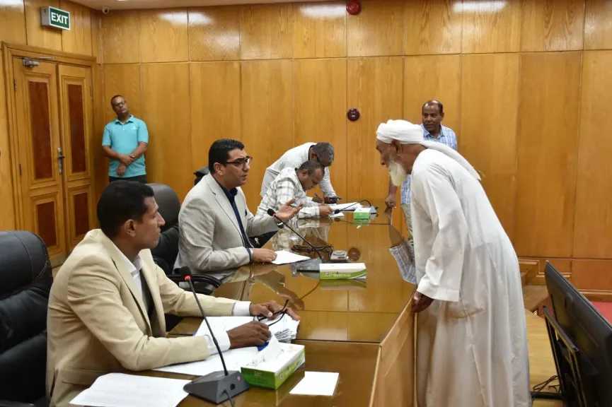 نائب محافظ الأقصر يبحث 50 طلباً وشكوى للمواطنين خلال اليوم المفتوح الأسبوعي
