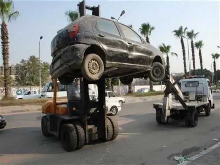 رفع 39 سيارة متهالكة من الشوارع والميادين بمحافظات