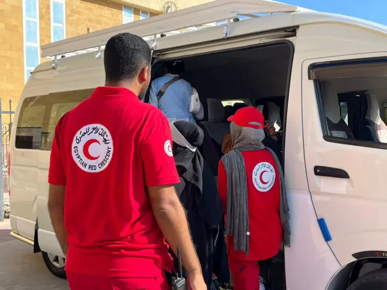 الهلال الأحمر المصري يرافق الدفعة 80 من الجرحى والمرضى الفلسطينيين
