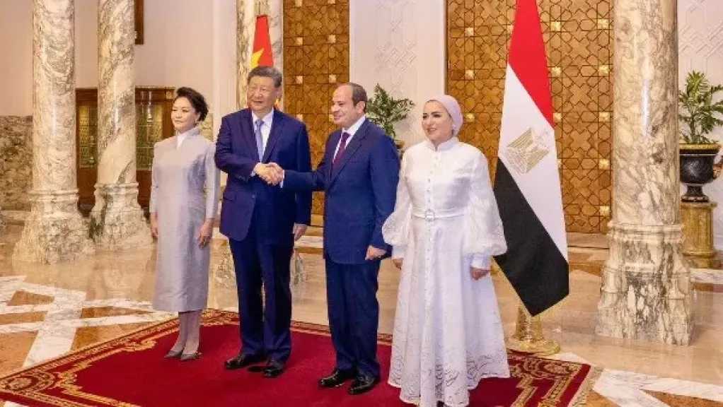 الرئيس السيسي والسيدة قرينته يودعان رئيس الصين وقرينته بمطار القاهرة في ختام زيارتهما الرسمية