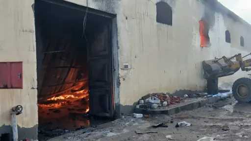 حريق هائل داخل مصنع شنط بالقنطرة غرب في الإسماعيلية.. ومحاولات للسيطرة على النيران