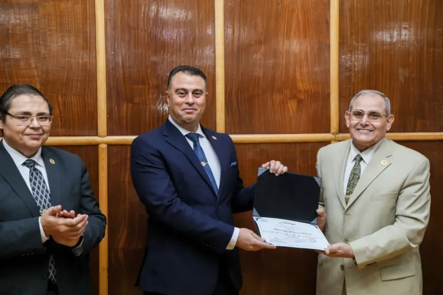 تكريم عاملين وقيادات بهيئة المحطات النووية