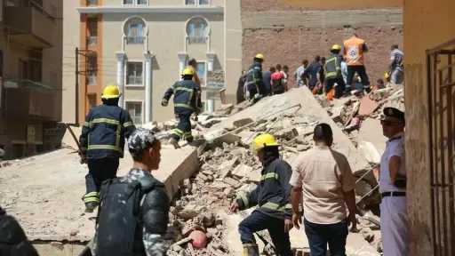 تفاصيل انهيار منزل من 4 طوابق بعزبة شاهين..... تفاصيل انهيار منزل من 4 طوابق بعزبة شاهين.. والدفع بسيارات إسعاف