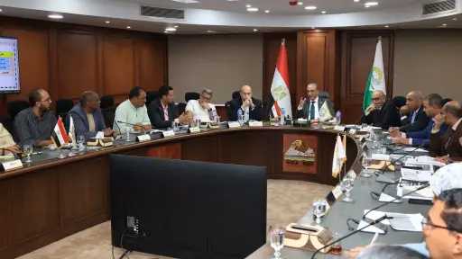 محافظ الجيزة يعقد اجتماعًا موسعًا لبحث موقف تقنين... محافظ الجيزة يعقد اجتماعًا موسعًا لبحث موقف تقنين أراضي الدولة والمتغيرات المكانية