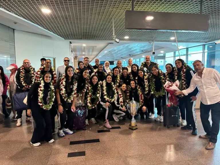 بالورود.. وزارة الرياضة واتحاد الطائرة يستقبلان بطلات أفريقيا بمطار القاهرة