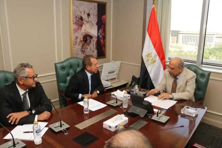 وزير الكهرباء يتابع مع أوراسكوم مستجدات تنفيذ مشروعات طاقة الرياح برأس شقير