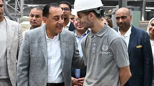 رئيس الوزراء يفتتح المرحلة الأولى من مصنع ”ديزاينى... رئيس الوزراء يفتتح المرحلة الأولى من مصنع ”ديزاينى دورز” لصناعة الأبواب الخشبية