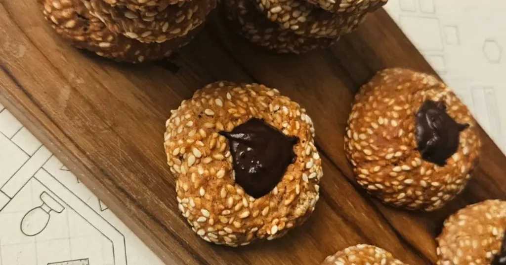 طريقة عمل كوكيز الموز والسمسم