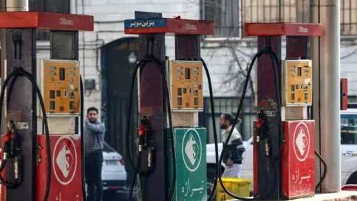 إيران تضاعف أسعار البنزين غير المدعوم ليصل إلى... إيران تضاعف أسعار البنزين غير المدعوم ليصل إلى 100 ألف ريال للتر الواحد