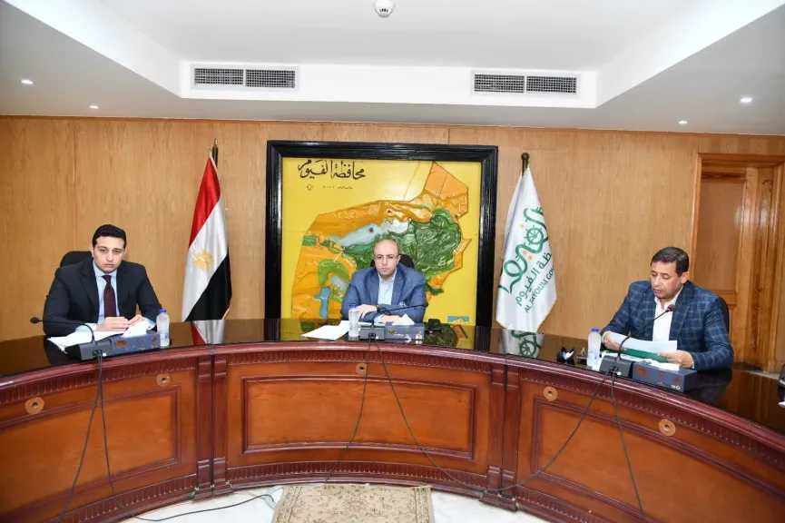 محافظ الفيوم يتابع معدلات الآداء بملف تقنين أراضي أملاك الدولة