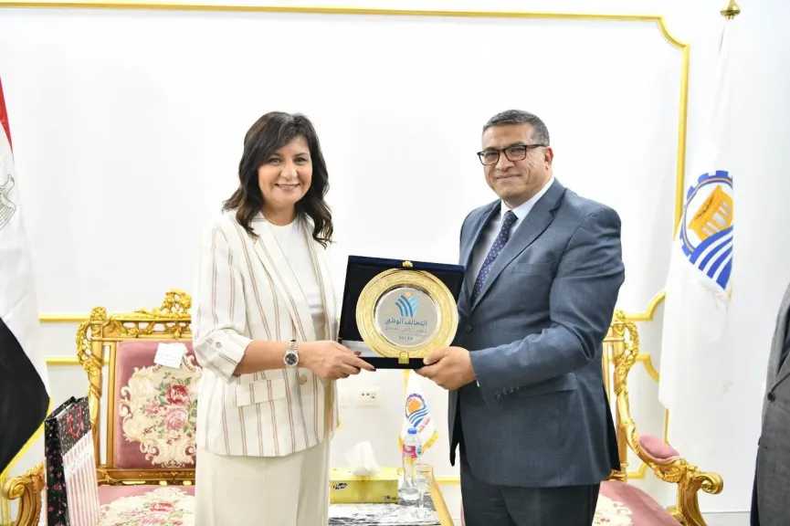 محافظ قنا يستقبل السفيرة نبيلة مكرم لبحث تعزيز التعاون وتوسيع المبادرات التنموية والخدمية