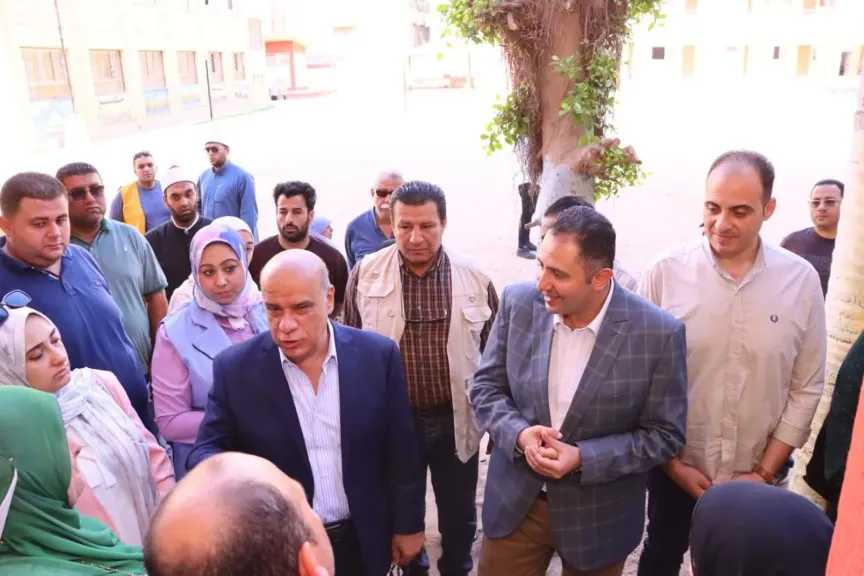 محافظ دمياط يتابع ميدانيًا أعمال الحملة المكبرة للنظافة والإنارة والتجميل بقريتي الشيخ ضرغام وكفر حميدو