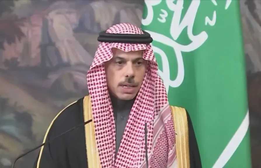 وزير الخارجية السعودي من موسكو: الحوثي فتح على نفسه بابا لا يحتمله