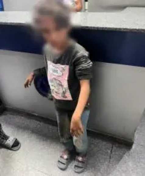 العثور على طفلة بلا مأوى في النزهة.. إصابات قديمة وإيداعها دار رعاية