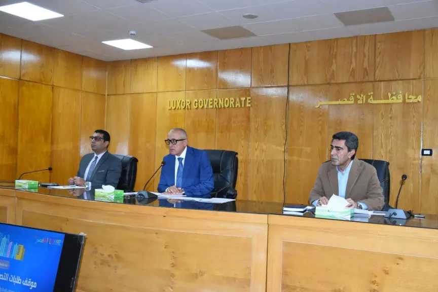 محافظ الأقصر يواصل اجتماعاته الأسبوعية لمتابعة ملفات التقنين والتصالح على أراضي أملاك الدولة
